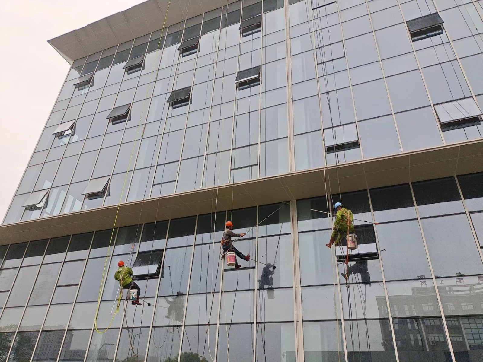 建德高空幕牆清洗